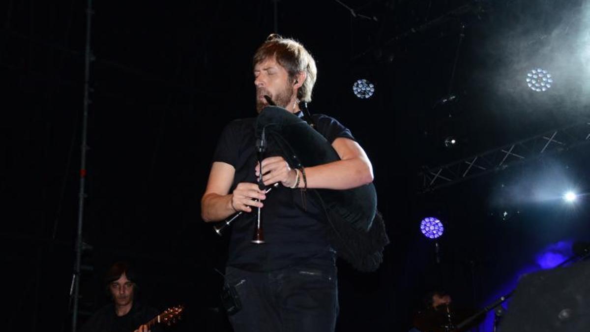 Xosé Manuel Budiño, durante un concierto.
