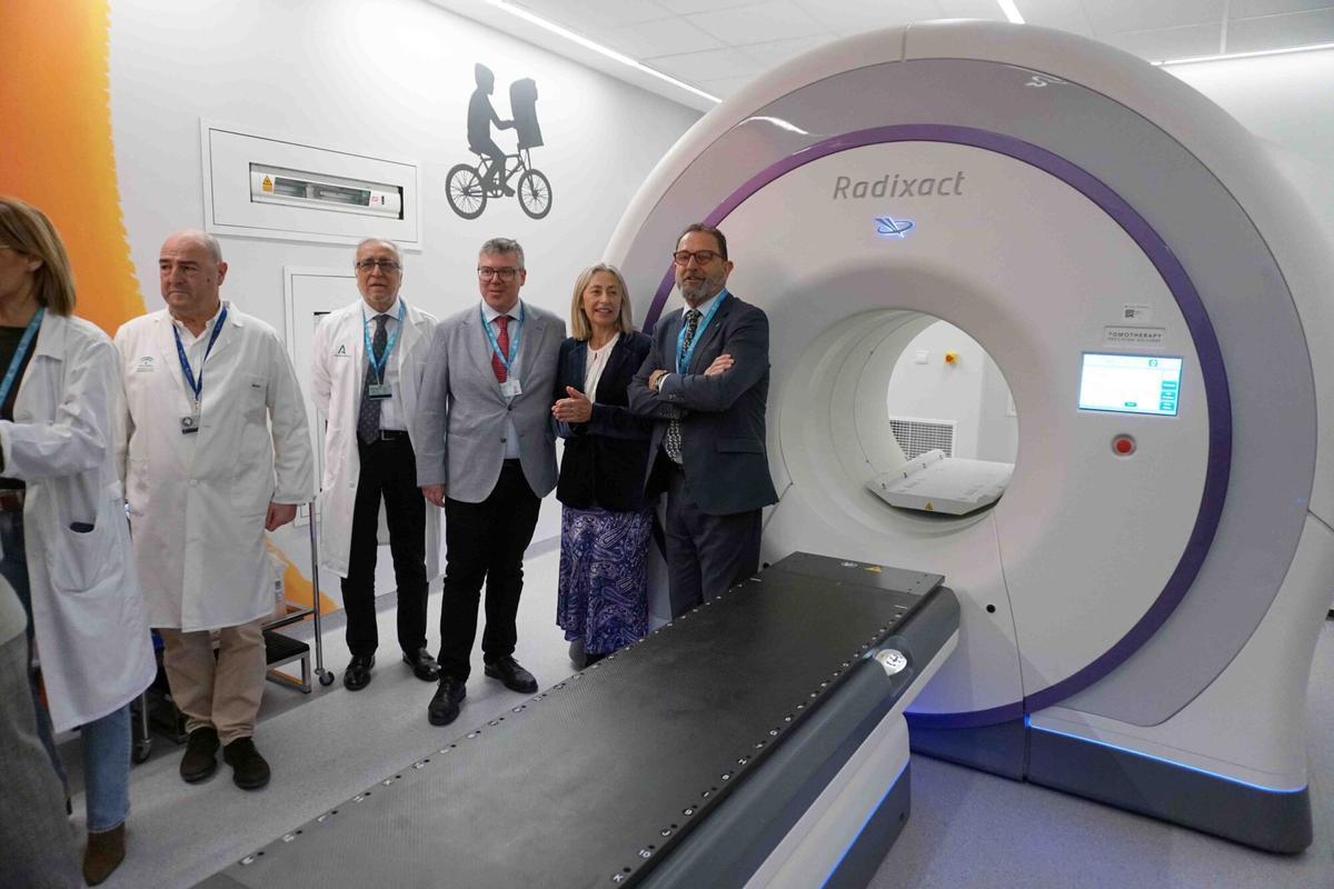 MLG 26-02-2025.- la consejera de Salud y Consumo, Rocío Hernández, visita el nuevo acelerador lineal del Hospital Materno Infantil y las nuevas urgencias.