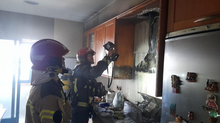 Atendida por inhalación de humo al incendiarse su cocina en Oleiros