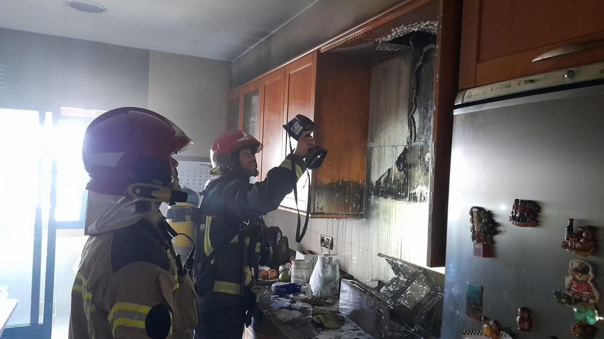 Estado de la cocina tras el incendio.