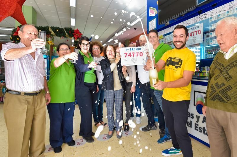 22-12-2019 SANTA LUCÍA DE TIRAJANA. 5º premio del sorteo de Navidad de la Loteria Nacional, vendido en el despacho situado en el Supermercado Doctoral (Grupo Bolaños). Fotógrafo: ANDRES CRUZ  | 22/12/2019 | Fotógrafo: Andrés Cruz