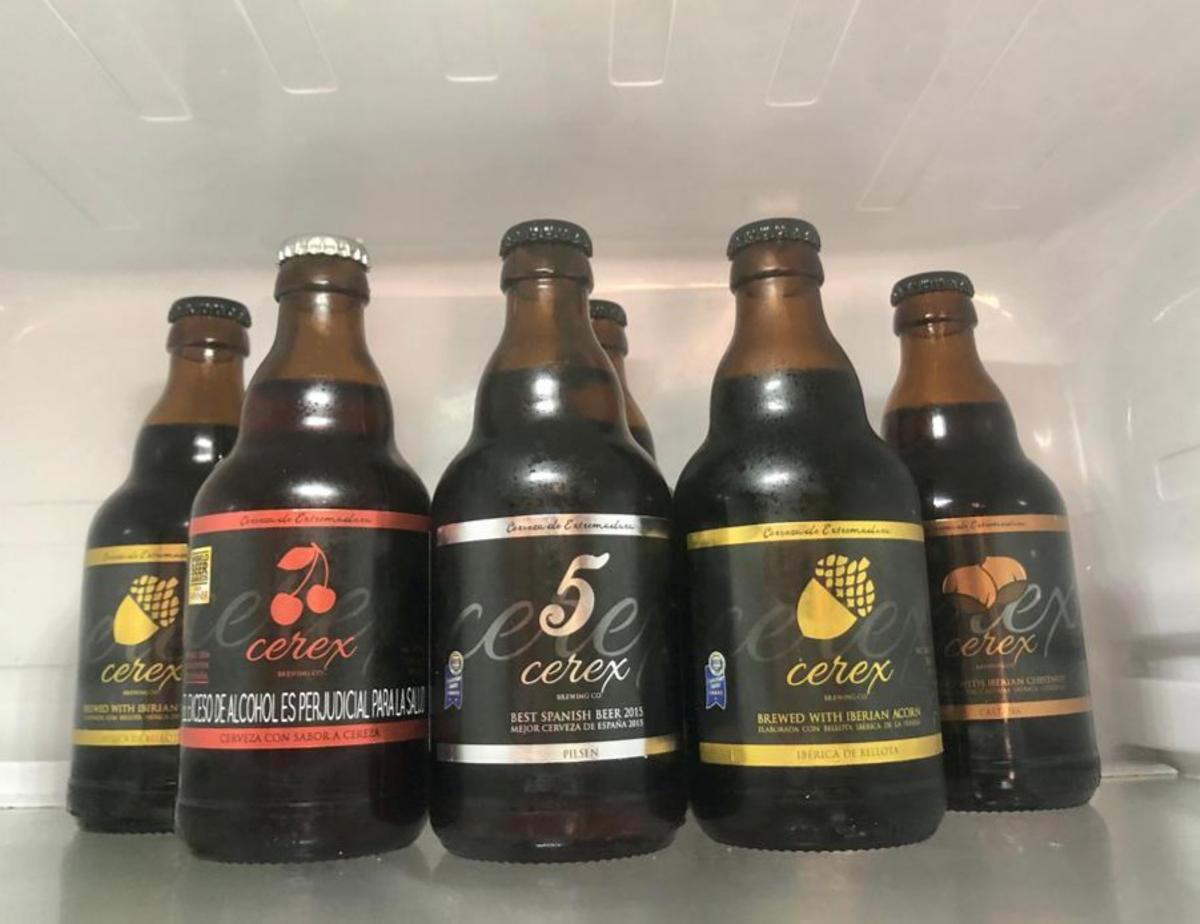 Imagen de las botellas en la nevera.