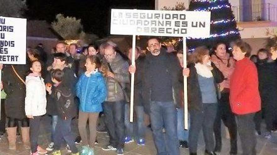 Concentración de protesta por los robos en Formentera, el miércoles por la tarde.