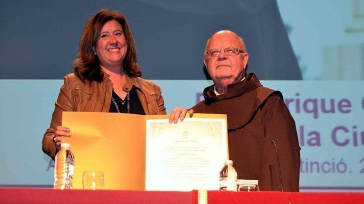 El padre Oltra es hijo adoptivo de Dénia desde 2015. En la imagen con la alcaldesa de entonces, Ana Kringe