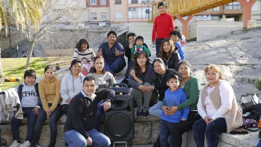 Un grupo de bolivianos en el antiguo cauce del río Turia, el domingo pasado.