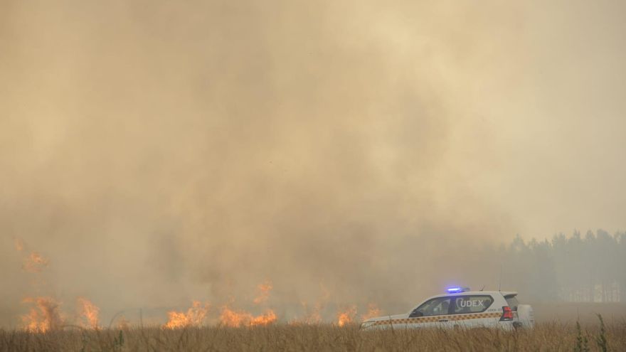 Un incendio en Lalín de más de 20 hectáreas moviliza a siete helicópterps y seis aviones