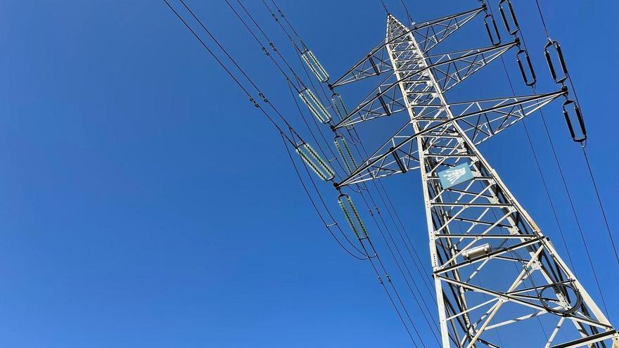 El Gobierno ultima una ampliación urgente de redes eléctricas por más de 900 millones
