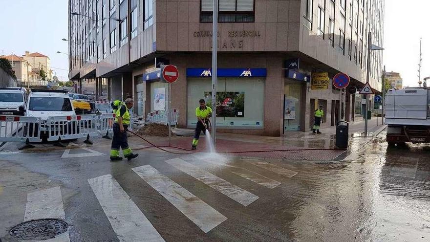 Trabajadores de Viaqua en el lugar del reventón. // FdV