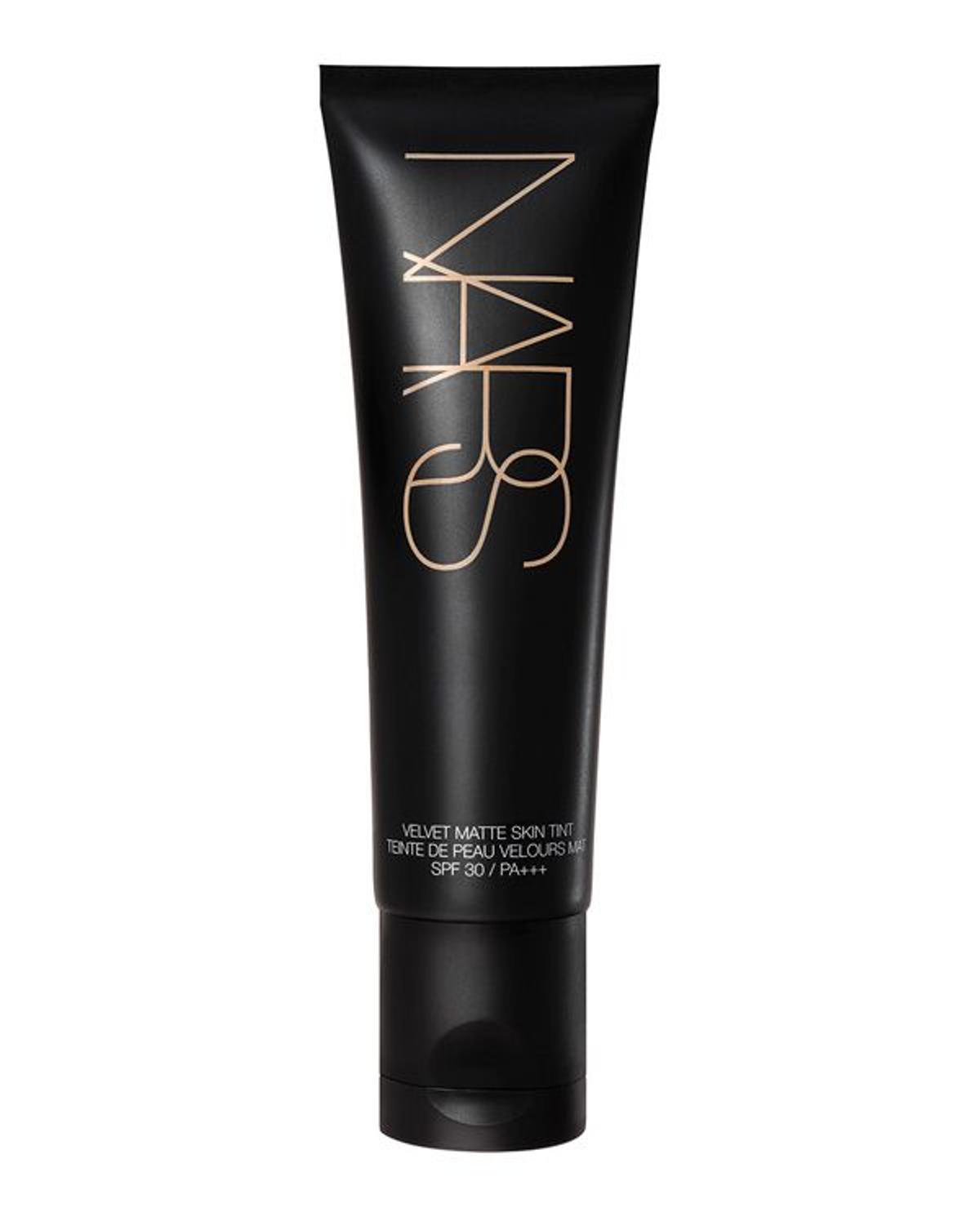 Base de maquillaje Velvet Matte Skin Tint SPF30, de Nars