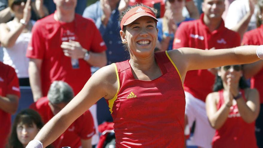 Garbiñe Muguruza celebra su victoria en la Copa Federación.