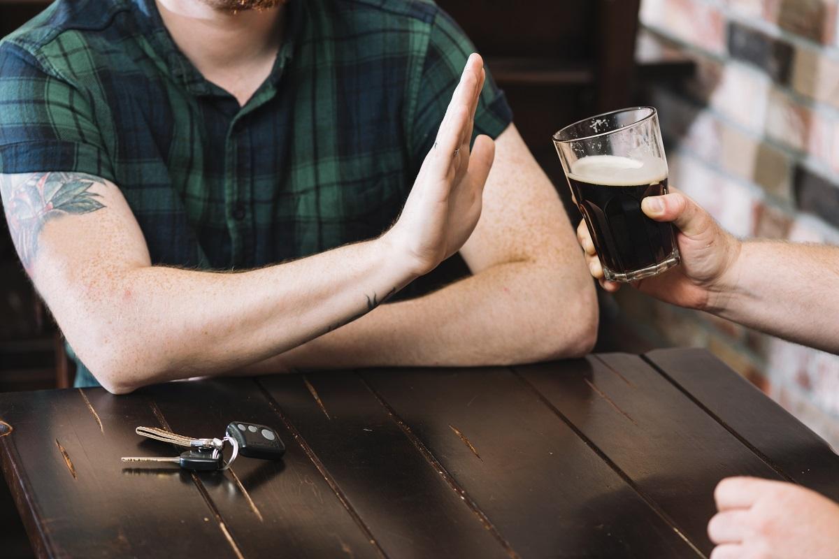 Ningún consumo de alcohol puede considerarse seguro, aseguran los internistas.