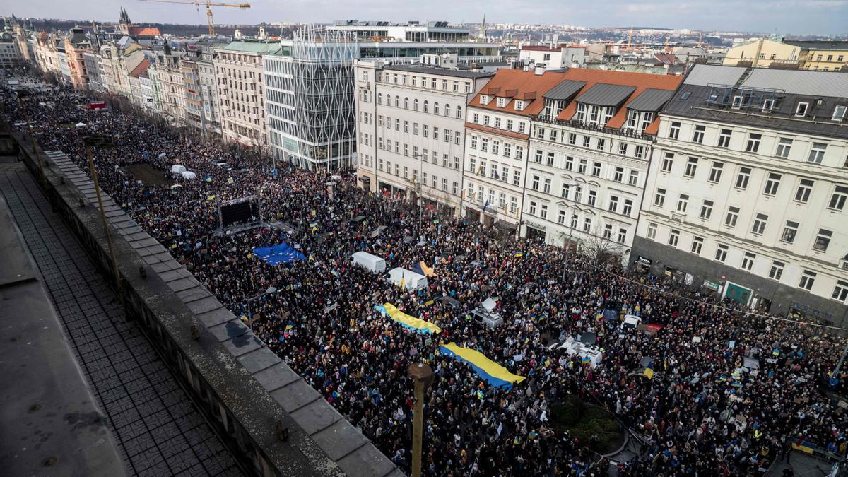 Manifestantes en Praga piden el find e la guerra de Ucrania.