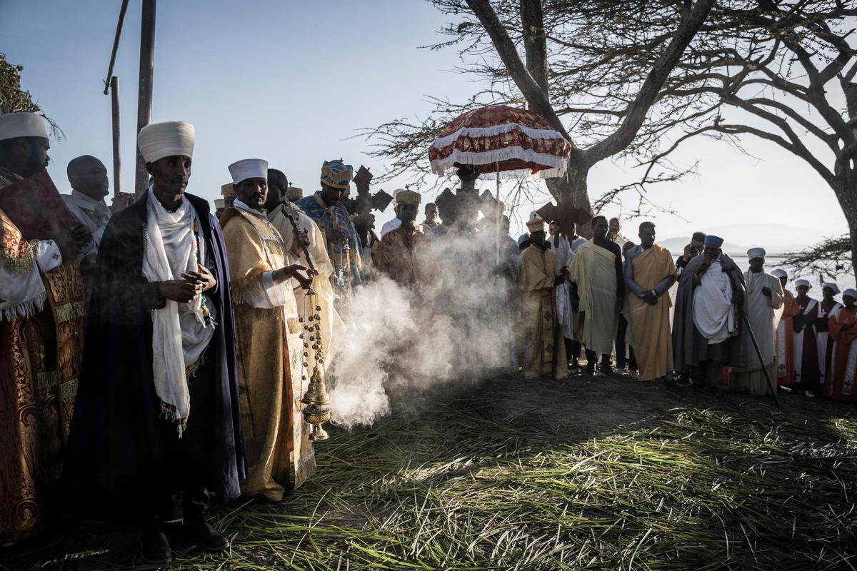 Los devotos ortodoxos etíopes asisten a una oración durante la celebración de la Epifanía de Etiopía en la orilla del lago Batu, Etiopía