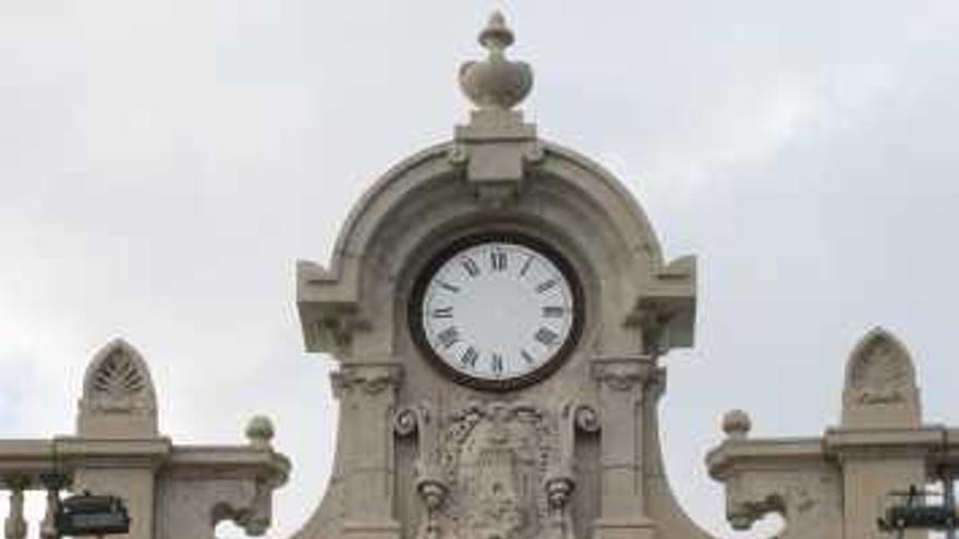 Reloj de pega instalado en Casa Mediterráneo.