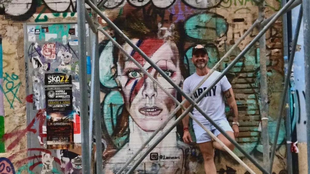 Jesús Arrúe junto a su grafiti de Bowie.