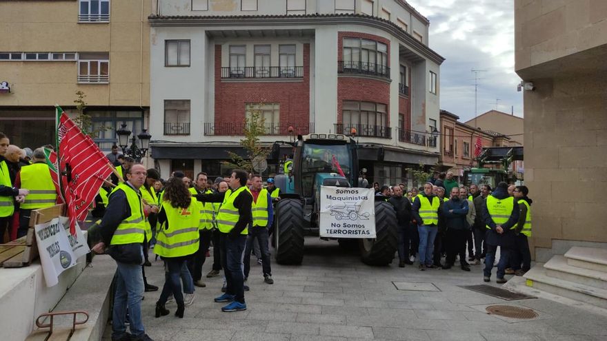 Más de 300 agricultores y ganaderos salen a la calle en Benavente: &quot;Somos maquinistas no terroristas&quot;