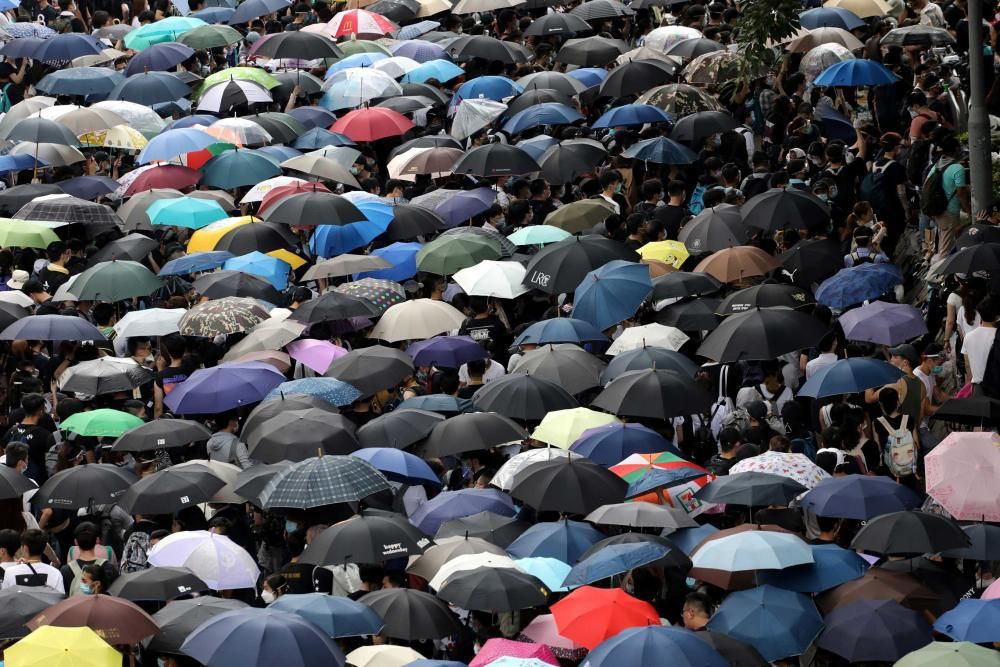 Miles de manifestantes paralizan Hong Kong