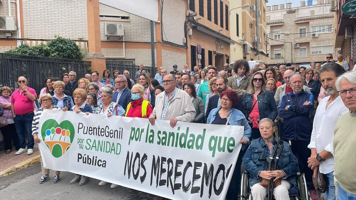 Protesta en Puente Genil a favor de la sanidad pública ante el aumento de derivaciones de servicios a la privada, según la plataforma convocante.