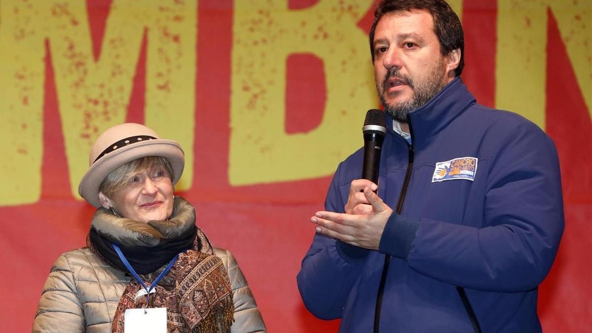 Salvini, durante un mitin de campaña en la localidad de Bibbiano, con Paola Pellinghelli, madre de Tommaso Onofri, un niño de 17 meses secuestrado y asesinado en el 2006.