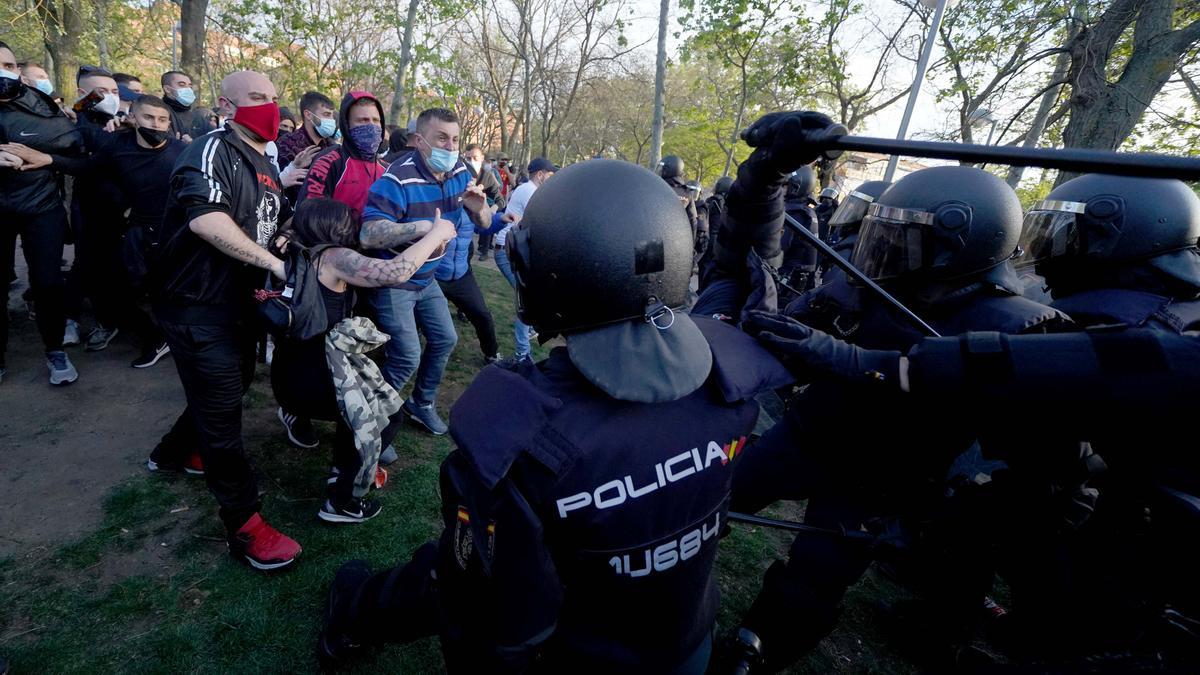 La Policía Nacional carga contra los manifestantes congregados contra Vox en Vallecas en abril de 2021.