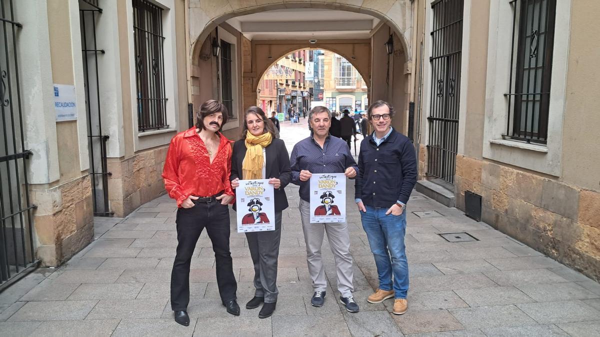 Kike Dembinsky, Maria Velasco, José Quiñones y Pelayo Pastor posan con los carteles.