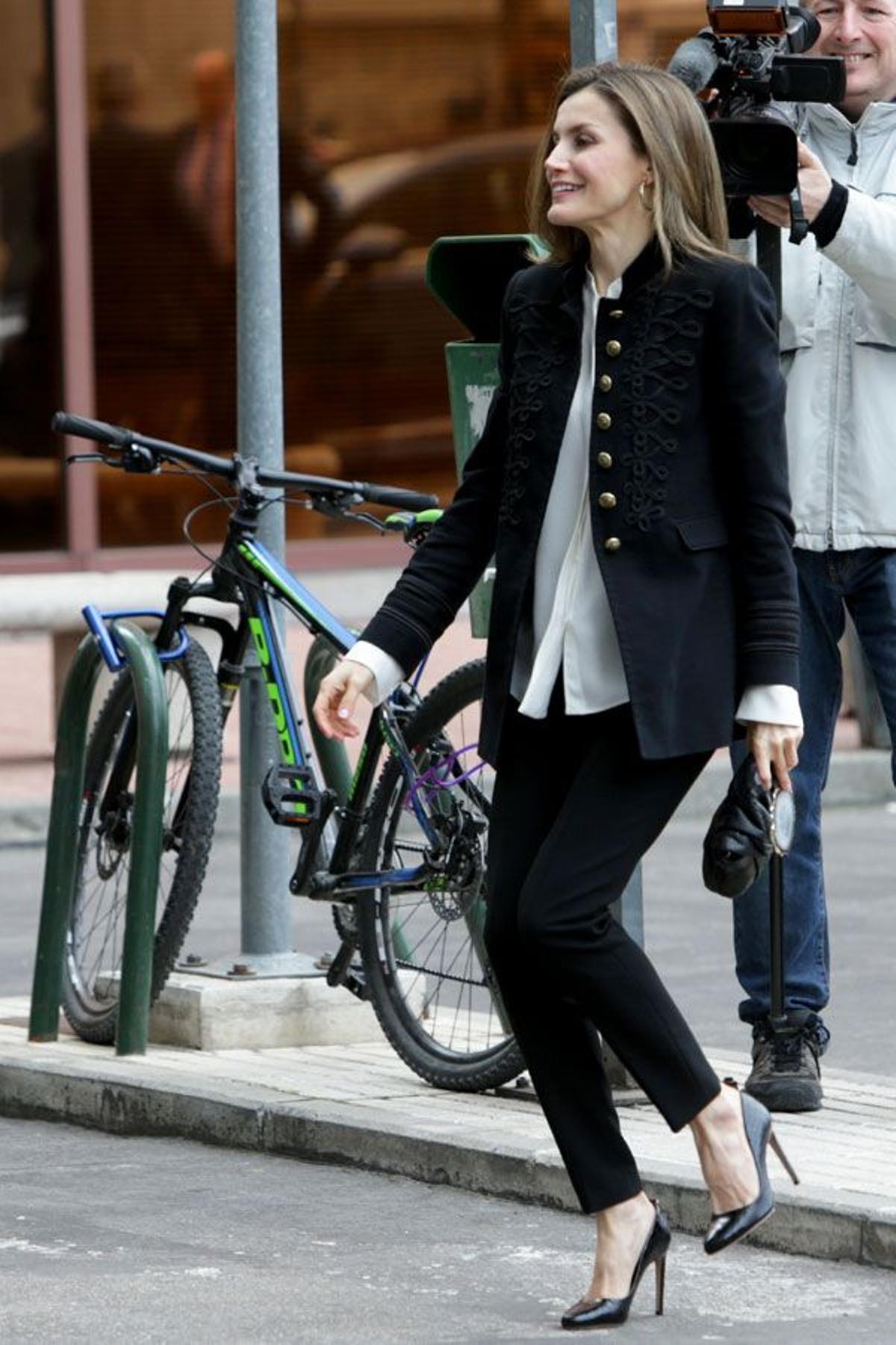 Letizia Ortiz look de Hugo Boss y chaqueta de Zara