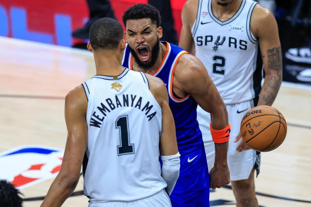 KAT celebra su espectacular mate en la cara de Wembanyama