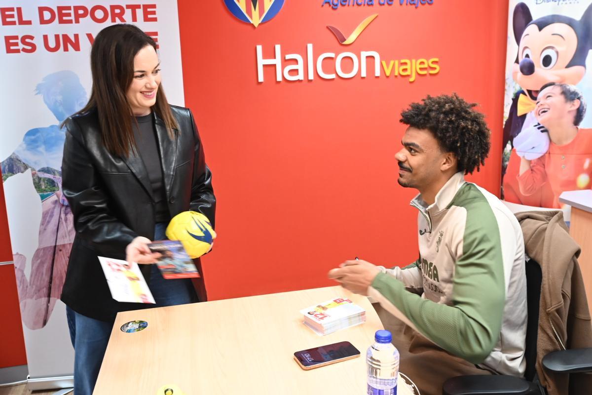 Galería | Baño de masas de Nicolas Pepe y Renato Veiga en Vila-real