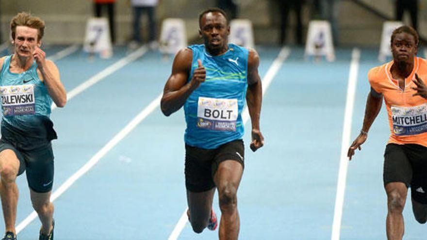 Bolt durante la carrera de los 100 metros en Varsovia.