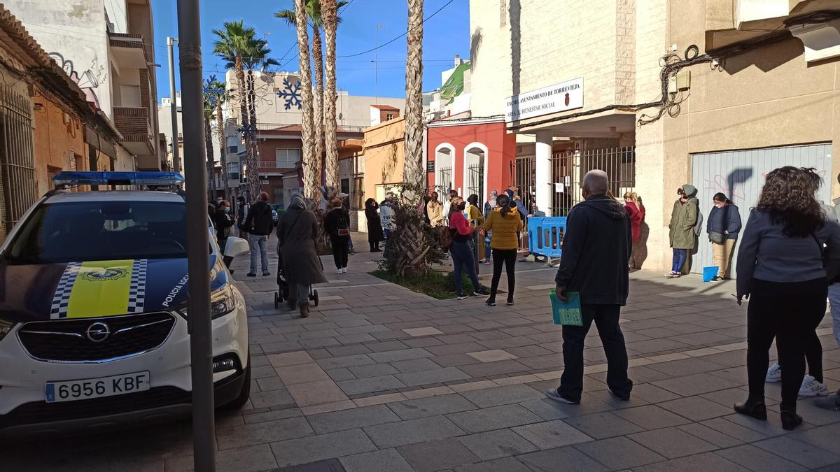 Imagen de las colas en el acceso al área de Servicios Sociales de Torrevieja en una imagen de finales de diciembre pasado
