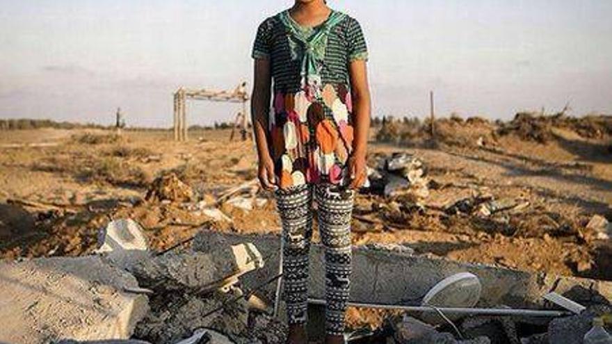 Niños palestinos se fotografían en sus habitaciones destruidas en Gaza