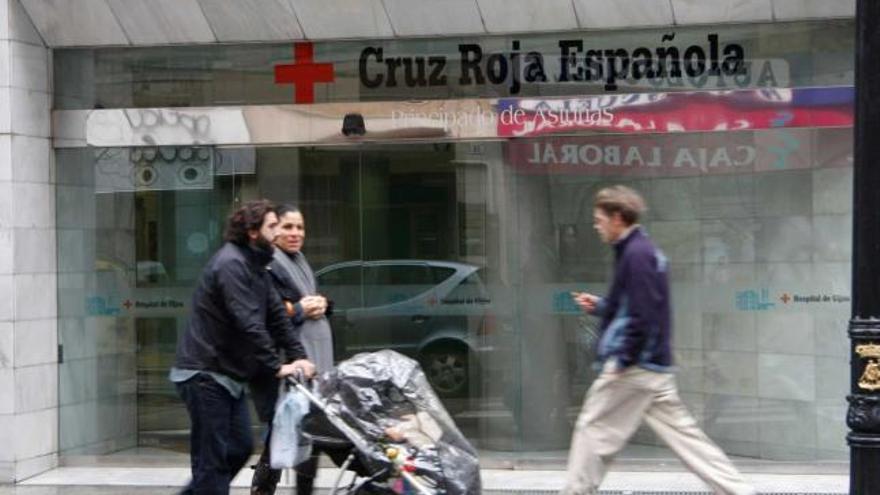 Accesos al Hospital de Cruz Roja de Gijón, en la calle Uría.
