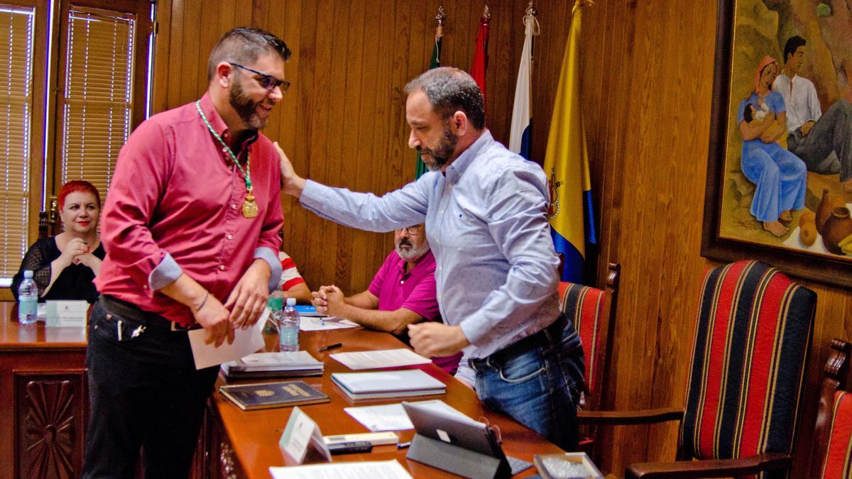 El socialista Jonay Rodríguez durante su toma de posesión en Moya.