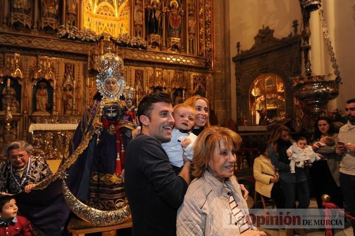 Los niños pasan por el manto de la Fuensanta