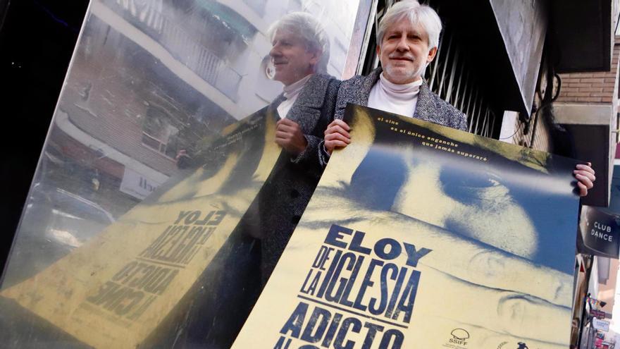 Gaizka Urresti, este miércoles en Zaragoza con el cartel del documental.