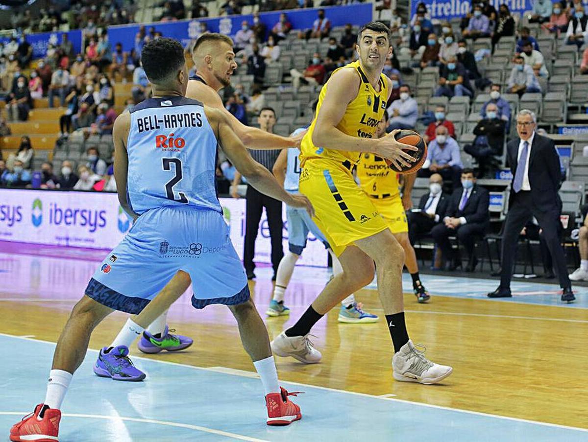 Txus Vidorreta da indicaciones a sus jugadores en un tiempo muerto en el partido del pasado sábado ante el Río Breogán. | CARLOS CASTRO/ACBPHOTO