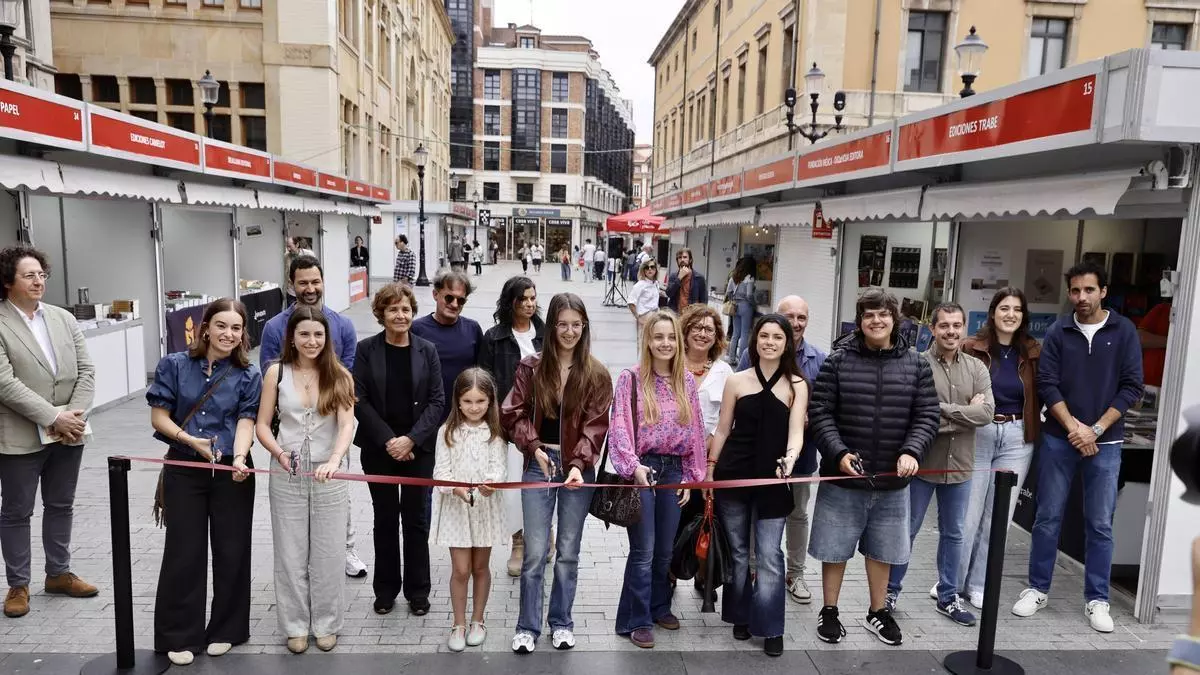 La agrupación de teatro “La Federica” corta la cinta inaugural de la Feria del Libro de Gijón