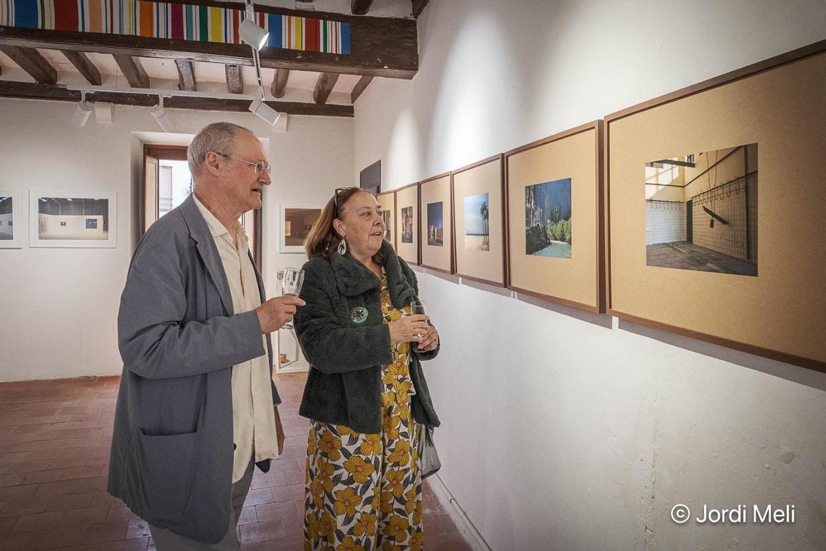 Luis Izquierdo-Mosso explicant algun detall de l'exposició.