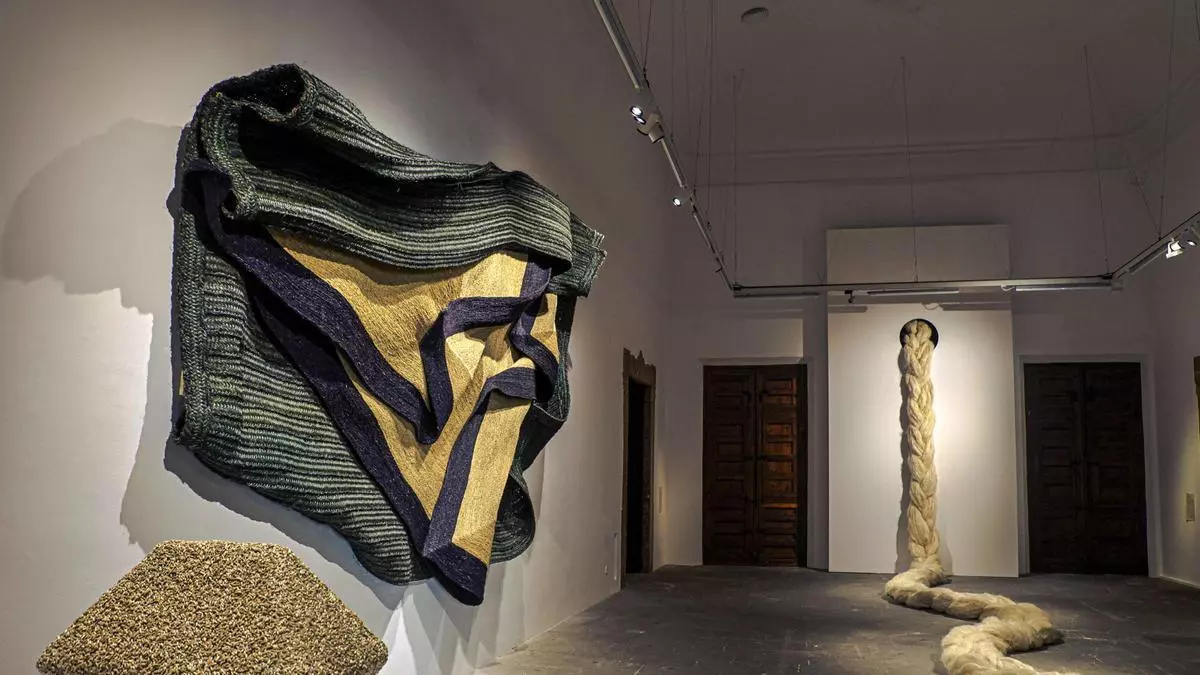 VÍDEO | La exposición ‘A media lumbre’ reúne piezas artesanas de más de 40 artistas