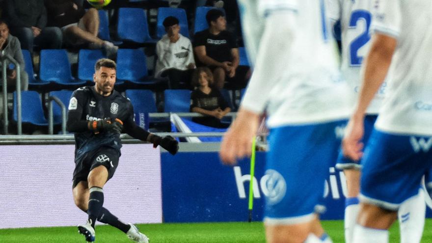 El portero del Tenerife Juan Soriano despeja un balón en el partido ante el Andorra. | |  CARSTEN W. LAURITSE