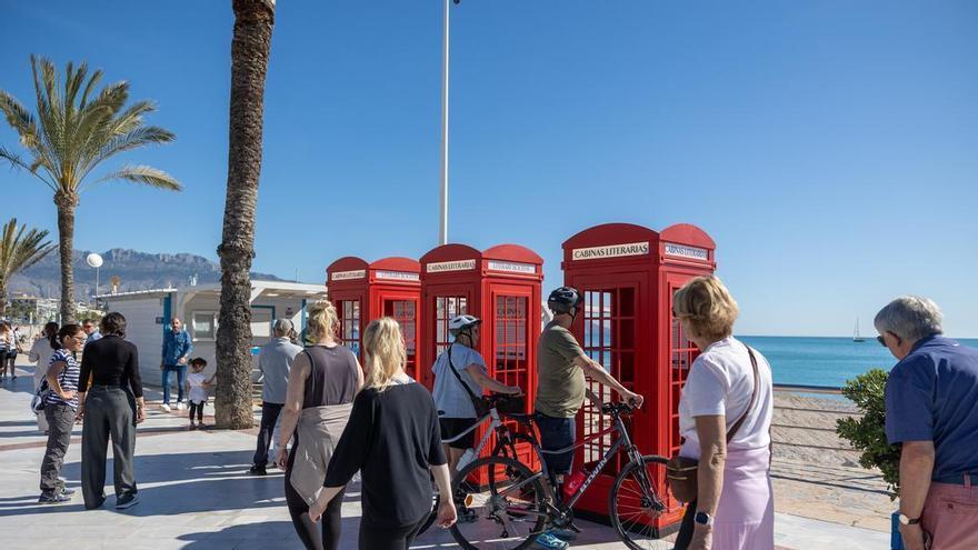 co García Lorca y Emily Dickinson: l’Albir conecta con la literatura desde cabinas telefónicas