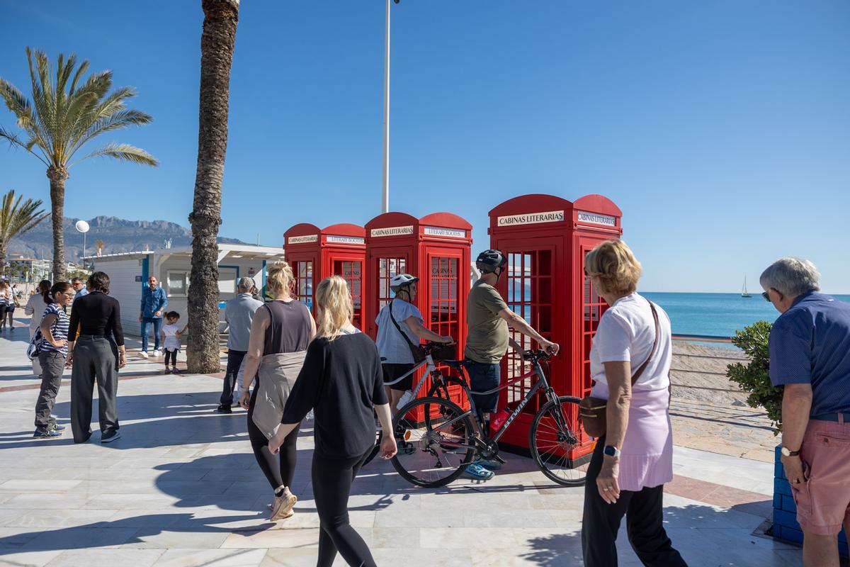 La instalación artística reunió a decenas de curiosos que quisieron escuchar los textos literarios al borde de la playa.