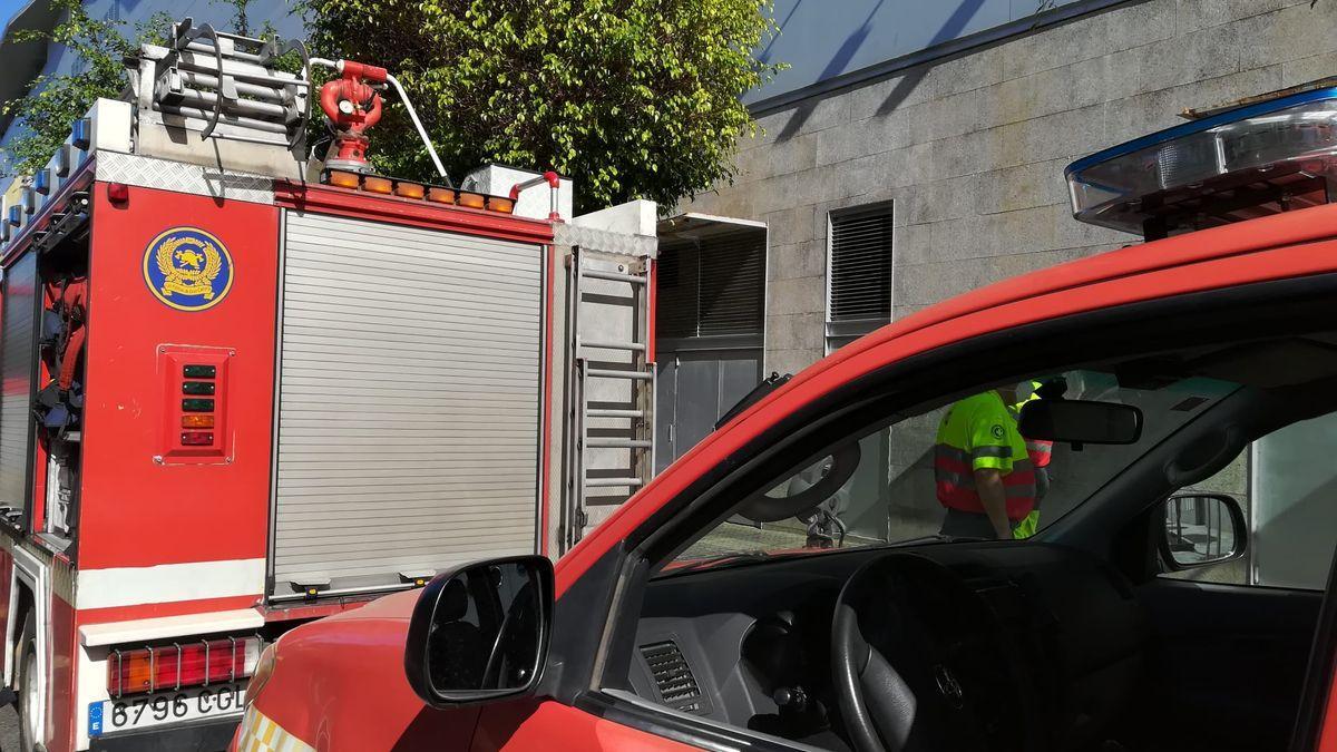 Los bomberos frente a la tienda de electrodomésticos.