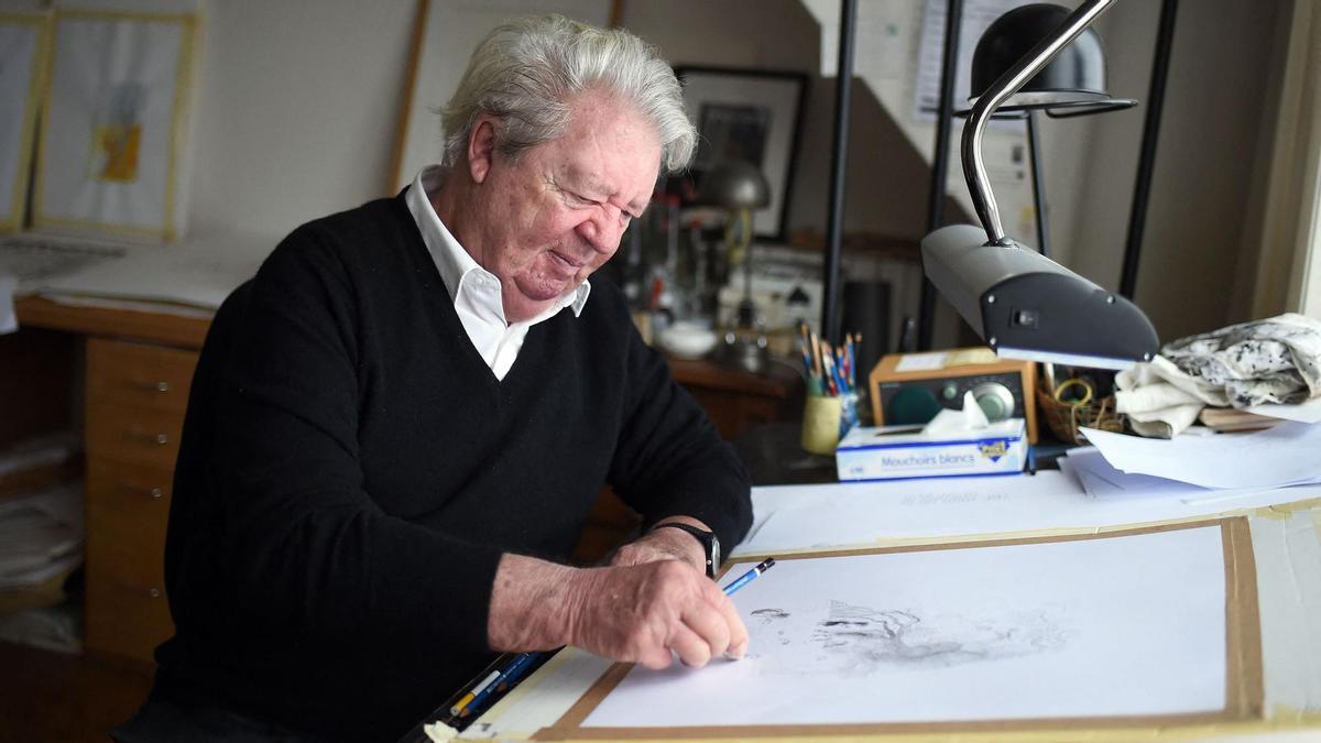 (FILES) In this file photo taken on October 26, 2015 French illustrator Jean-Jacques Sempe poses at his home in Paris. - Jean-Jacques Sempe has died aged 89, his wife told AFP on August 11, 2022. (Photo by STEPHANE DE SAKUTIN / AFP)  PARIS [Municipio]