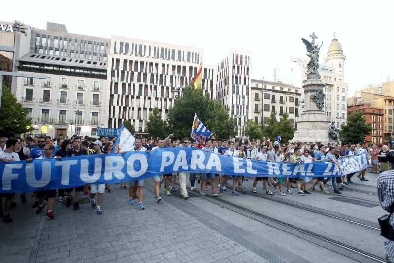 Concentración de aficionados por el futuro del Real Zaragoza