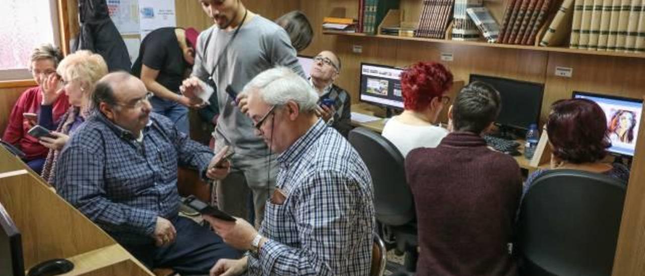 Alumnos y profesores durante una de las sesiones de aprendizaje sobre nuevas tecnologías e informática.