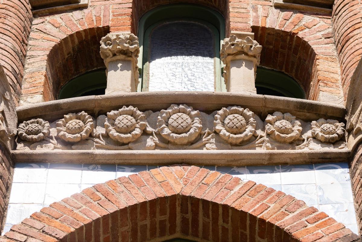 Girasoles esculpidos en la fachada de uno de los pabellones de Sant Pau.