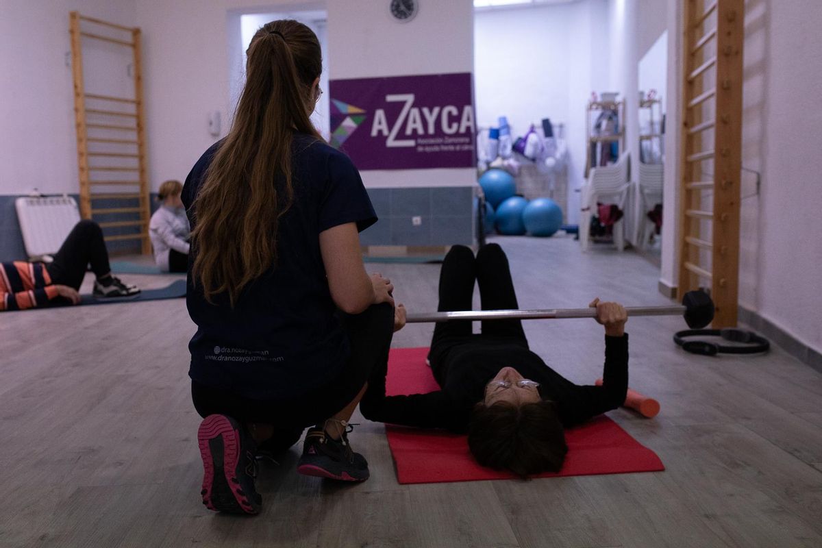 Clase de ejercicio terapéutico oncológico en Azayca