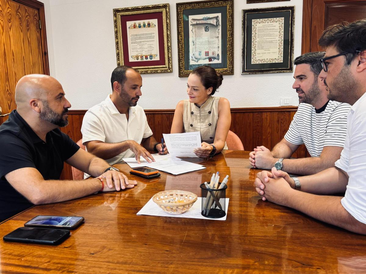 Fátima Lemes, alcaldesa de Arona, durante una reunión de trabajo