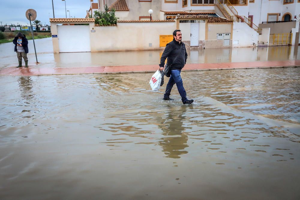 Imágenes de los vecinos retirando agua de las viviendas y las balsas de laminación que no dieron abasto ayer junto a la laguna de Torrevieja